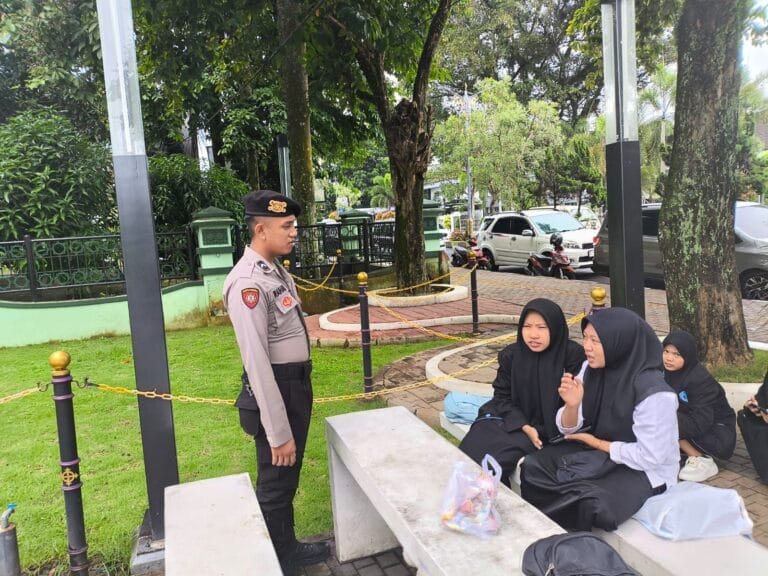 Dua Personel Samapta Polres Ciamis Patroli Jalan Kaki di Alun Alun Ciamis Beri Imbauan Kamtibmas