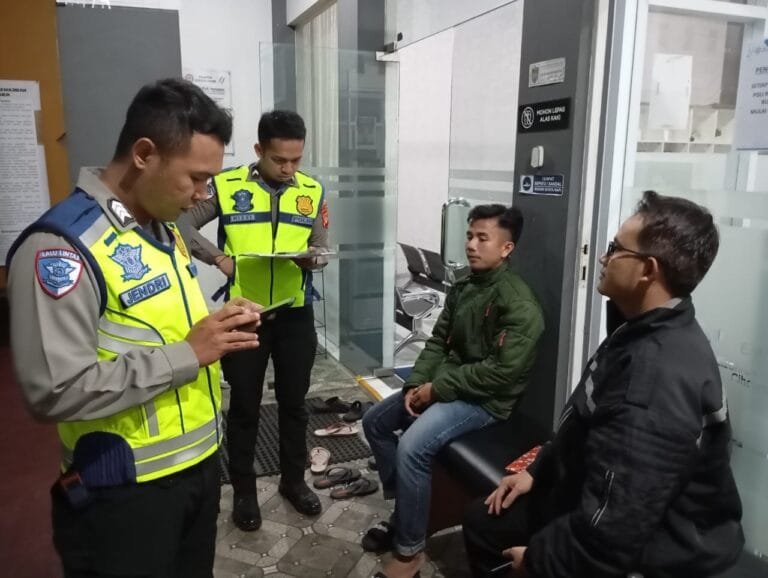 Tabrak Belakang Truk, Pengendara Asal Tasik Dilarikan ke Klinik Tuk Dapat Perawatan