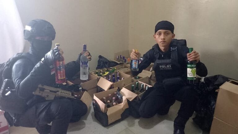 Tim Patroli Maung Galunggung Polres Tasikmalaya Kota, Grebek Rumah warga Simpan Ratusan Botol Miras