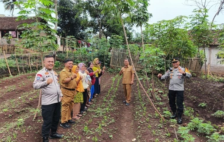 Polsek Banyuresmi Dampingi Kelompok Wanita Tani (KWT) Dalam Tanaman Pekarangan Pangan Bergizi