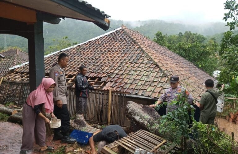Polsek Singajaya Lakukan Mitigasi Bencana Alam Akibat Hujan Deras