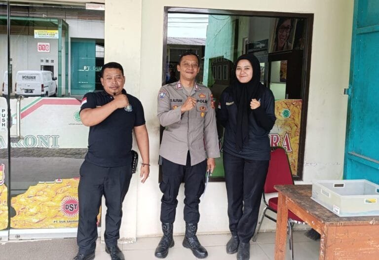 Perkuat Sinergitas, Polsek Cikoneng Datangi Satpam PT. Dua Sodara Beri Imbauan Kamtibmas