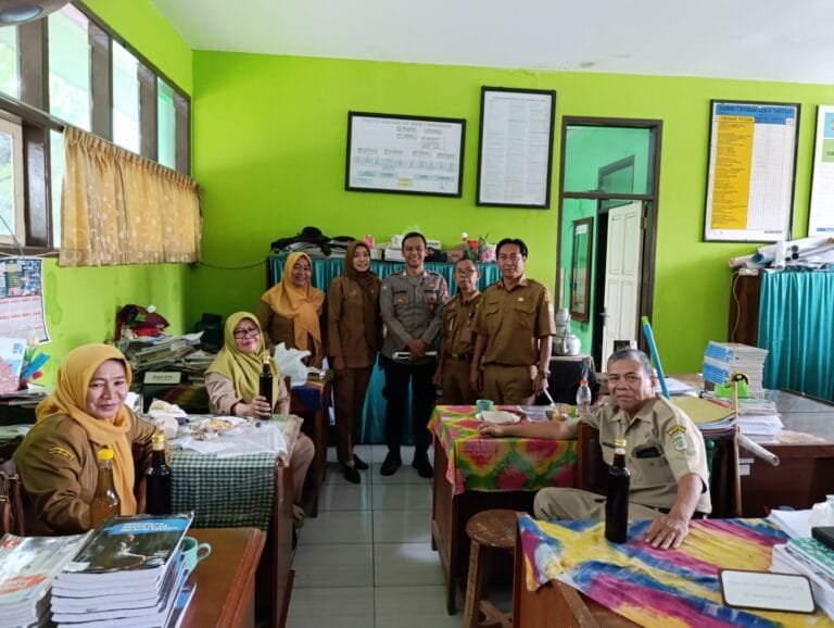Polsek Cikoneng Datangi Guru SMPN 1 Sindangkasih Binluh Bahaya Kenakalan Remaja