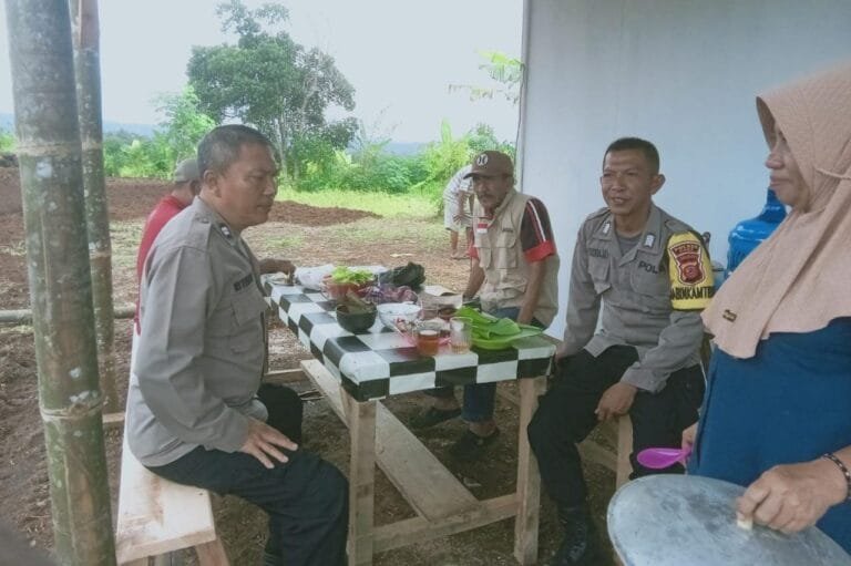 Berikan Rasa Nyaman, Polsek Kawali Polres Ciamis Patroli Dialogis di Siang Hari