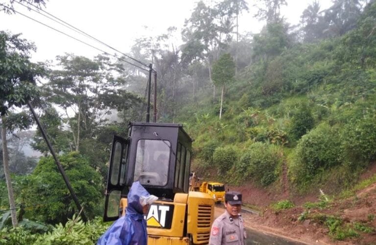 Longsor Tutup Sebagian Jalan Caringin-Bungbulang