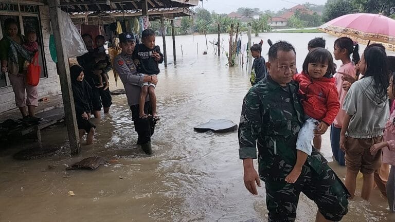 Personel Polsek Agrabinta Evakuasi Warga Terdampak Banjir di Kecamatan Agrabinta