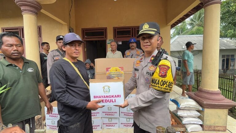 Polres Cianjur Gelar Bantuan Sosial, Bakti Kesehatan, dan Trauma Healing bagi Korban Banjir di Agrabinta