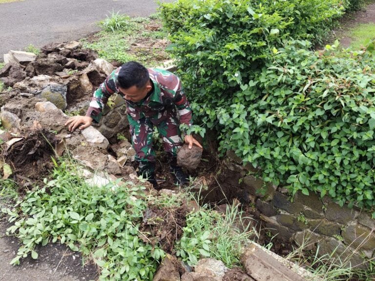 Yonif 330 Tri Dharma Laksanakan Pemeliharan Pangkalan Upaya Preventif Antisipasi Bencana Hidrometeorogi