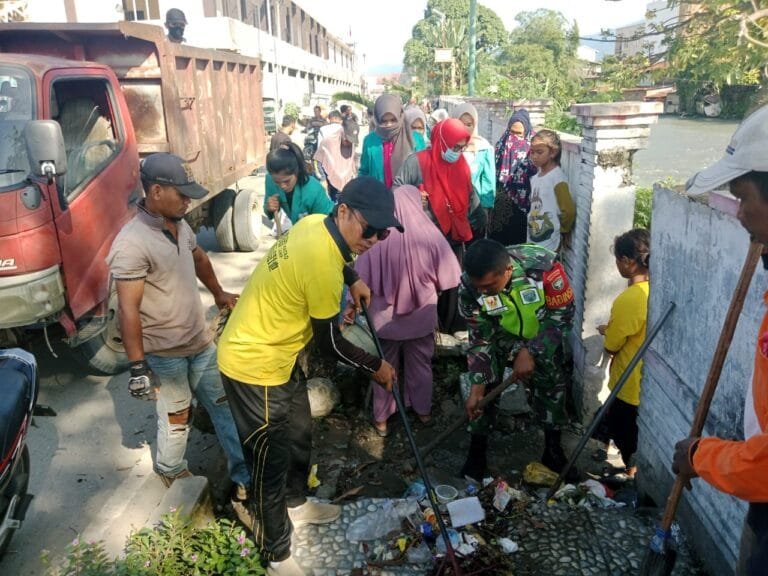 Babinsa Koramil 0108-04 /Babussalam Gelar Gotong Royong Bersama Warga Lingk.lll Pajak Inpres