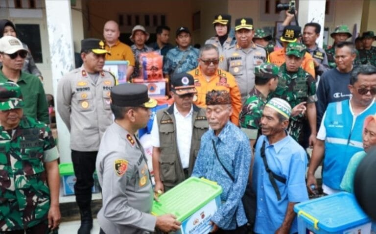 Kapolda Jawa Barat Tinjau Lokasi Bencana di Sukabumi dan Salurkan Bantuan