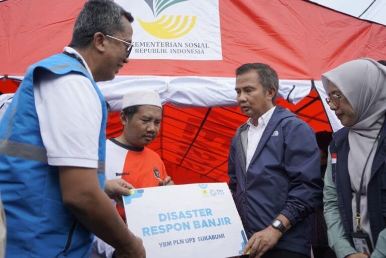 PLN Salurkan Bantuan Untuk Korban Banjir di Sukabumi