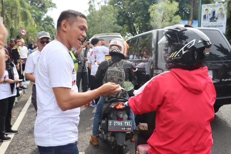 Kapolres Ciamis Bagikan Stiker dan Pin “Berani Jujur Hebat” ke Pengguna Jalan di Peringatan Hakordia 2024