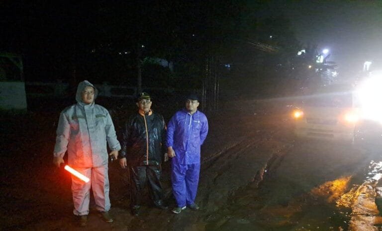 Polres Garut Bersihkan Lumpur Bekas Banjir