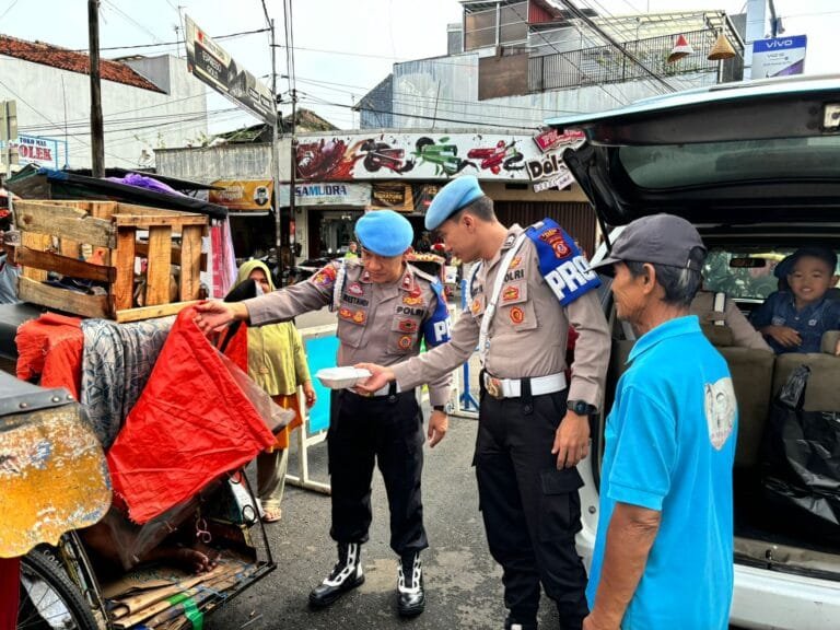 Baksos Si Propam Polres Garut, Berikan Bantuan Kepada Orang Yang Membutuhkan