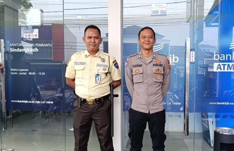 Perkuat Sinergitas, Polsek Cikoneng Datangi Satpam Perbankan Beri Imbauan Kamtibmas
