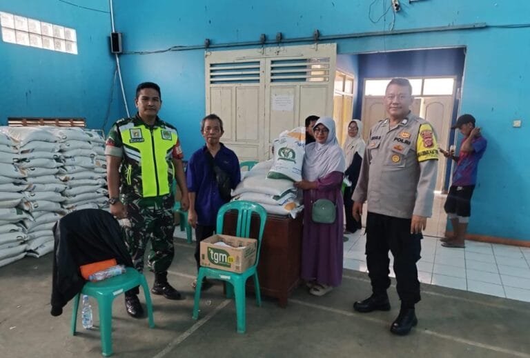 Sinergitas TNI-Polri, Polsek dan Koramil Cijeungjing Awasi Distribusi Beras ke Warga Pamalayan