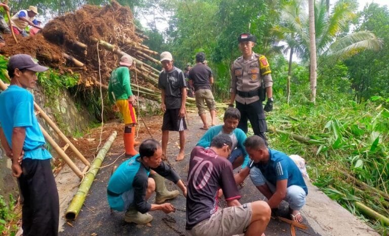 Polsek Cikoneng Polres Ciamis Bareng Pemuda Kerja Bakti Pelebaran Jalan Dusun Majaganda