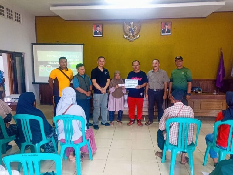 Soliditas TNI-Polri, Polsek dan Koramil Kawali Awasi Pembagian BLT DD di Desa Awiluar Lumbung