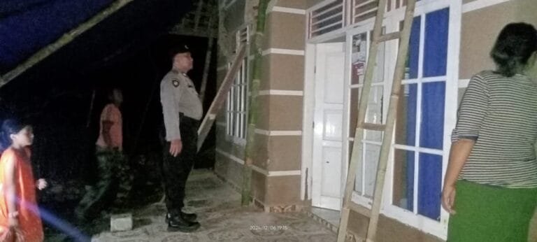 Humanis, Polsek Rancah Polres Ciamis Datangi TKP Dinding Rumah Ambruk Dihantam Hujan Deras