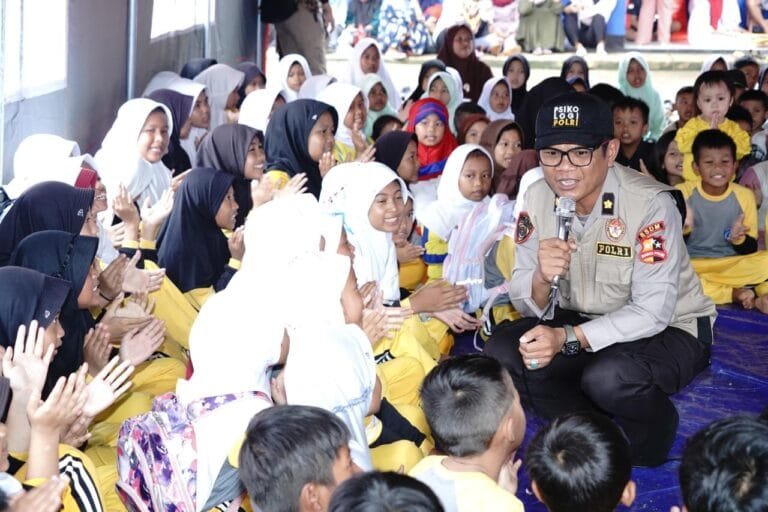 Tim Trauma Healing As SDM Polri Bekerja Sama dengan Tim Psikologi Polda Jawa Barat lakukan Trauma Healing untuk Anak-Anak Terdampak Bencana Tanah Longsor