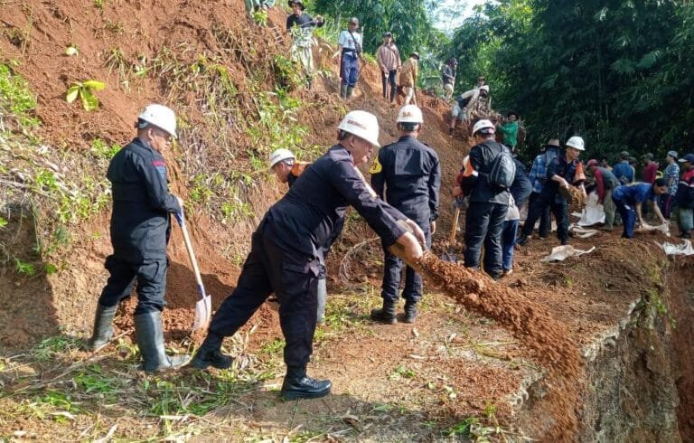 Tim SAR Sat Brimob Polda Jabar Cepat Tanggap dalam Menanggulangi Banjir dan Longsor di Sukabumi
