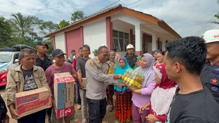 Polda Jabar dan Tim SAR Sat Brimob Polda Jabar Bersama Polres Sukabumi Bagikan Sembako Untuk Warga Terdampak Banjir di Kabupaten Sukabumi