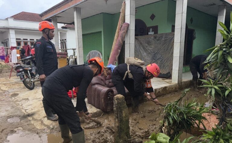 Pasca Banjir, Pasukan Sat Brimob Polda Jabar Gerak Cepat Bersih – Bersih Sisa Lumpur