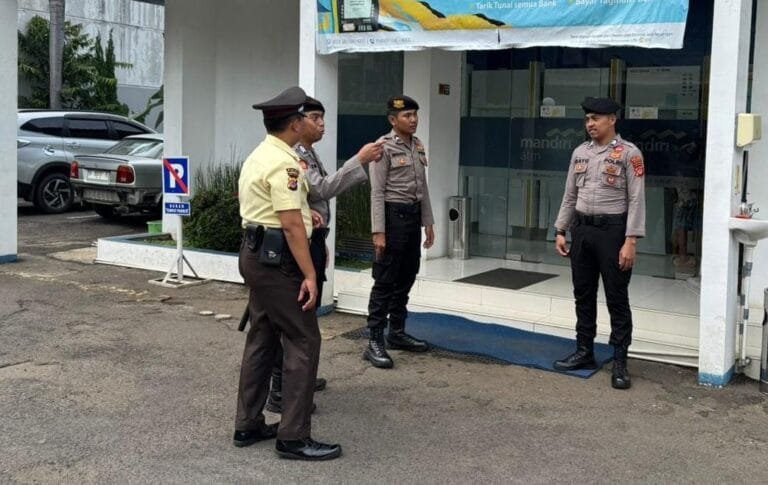Humanis, Pasukan Patroli Roda 2 Samapta Polres Ciamis Beri Imbauan ke Obvit Perbankan