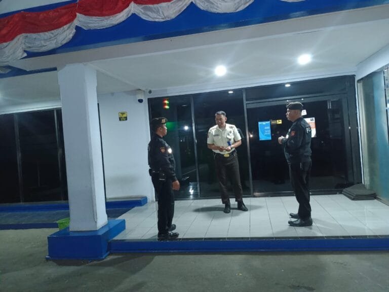 Anggota Samapta Polres Ciamis Koorkom dan Patroli Kamribmas ke Perbankan di Malam Hari