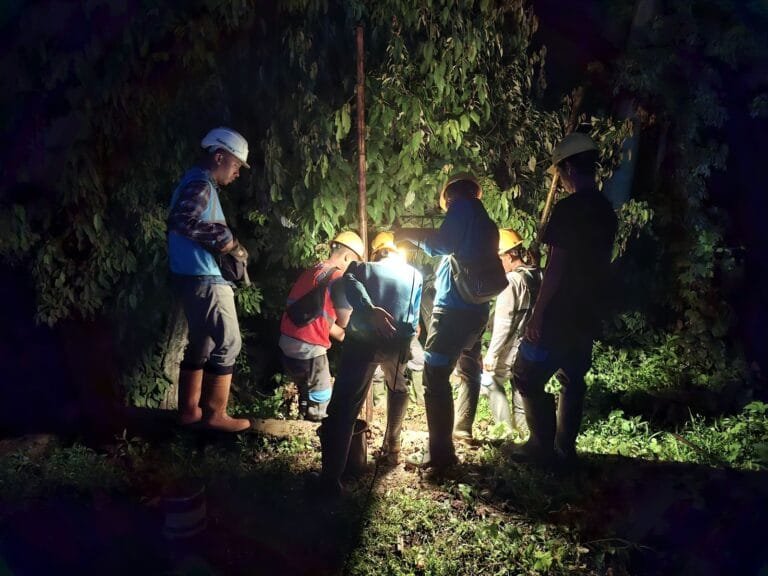 Tak Kenal Waktu, Petugas PLN UID Jabar Hadirkan Terang di Tengah Bencana Cianjur