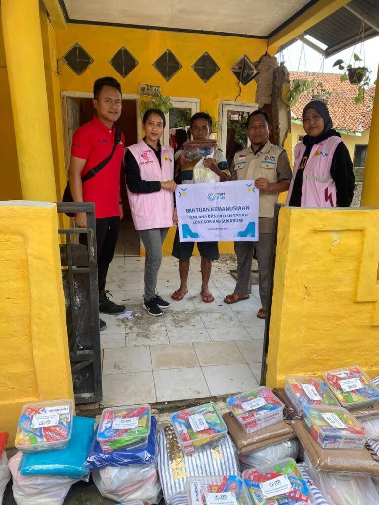 PLN Jabar Salurkan Bantuan Hygiene Kit di Lokasi Terdampak Banjir Pelabuhan Ratu Sukabumi