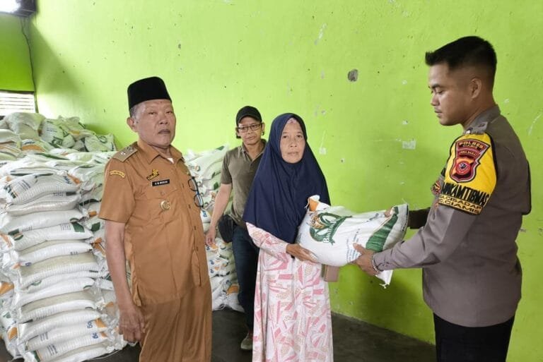 Sinergitas TNI-Polri, Polsek dan Koramil Ciamis Awasi Distribusi Beras ke Warga Cisadap