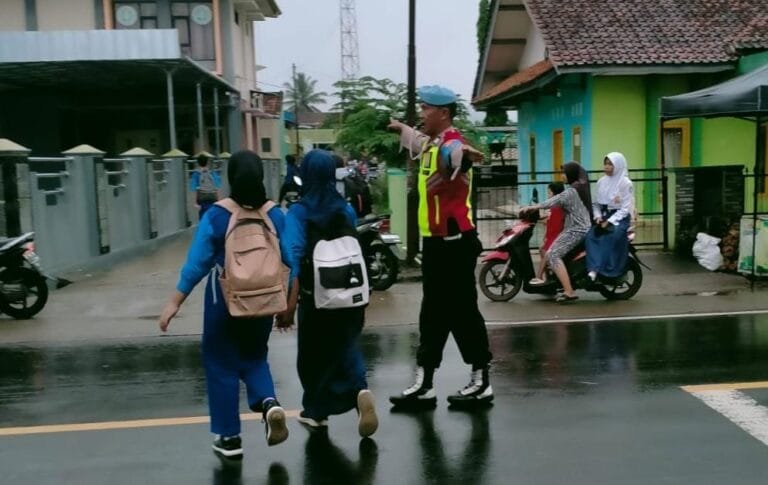 Pelayanan Masyarakat, Polsek Cipaku Polres Ciamis Bantu Anak Sekolah Menyebrang di Jalur Padat