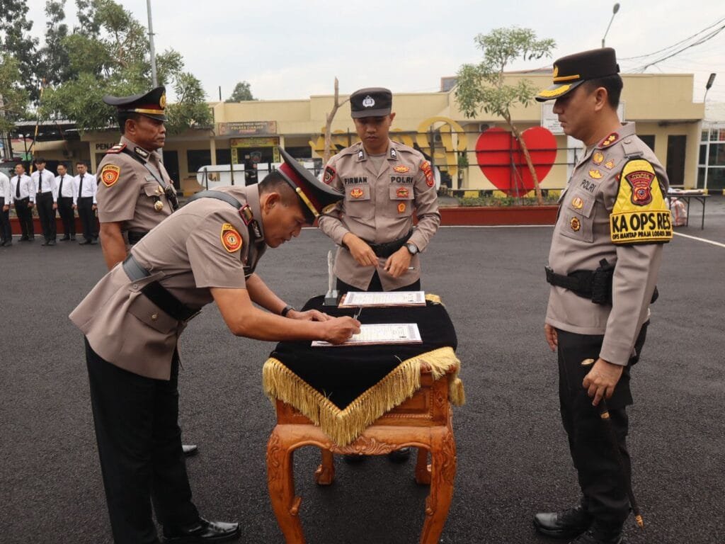 Kapolres Cianjur Pimpin Serah Terima Jabatan Kasatpolairud dan Kasatintelkam, Korps Raport Pangkat Pengabdian dan Pemberian Penghargaan Kepada Personel Berprestasi