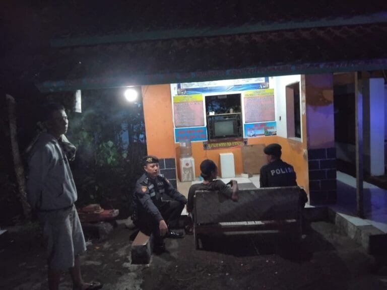 Humanis, Pasukan Patroli Roda 2 Samapta Polres Ciamis Beri Imbauan ke Obvit Kantor KPU Ciamis