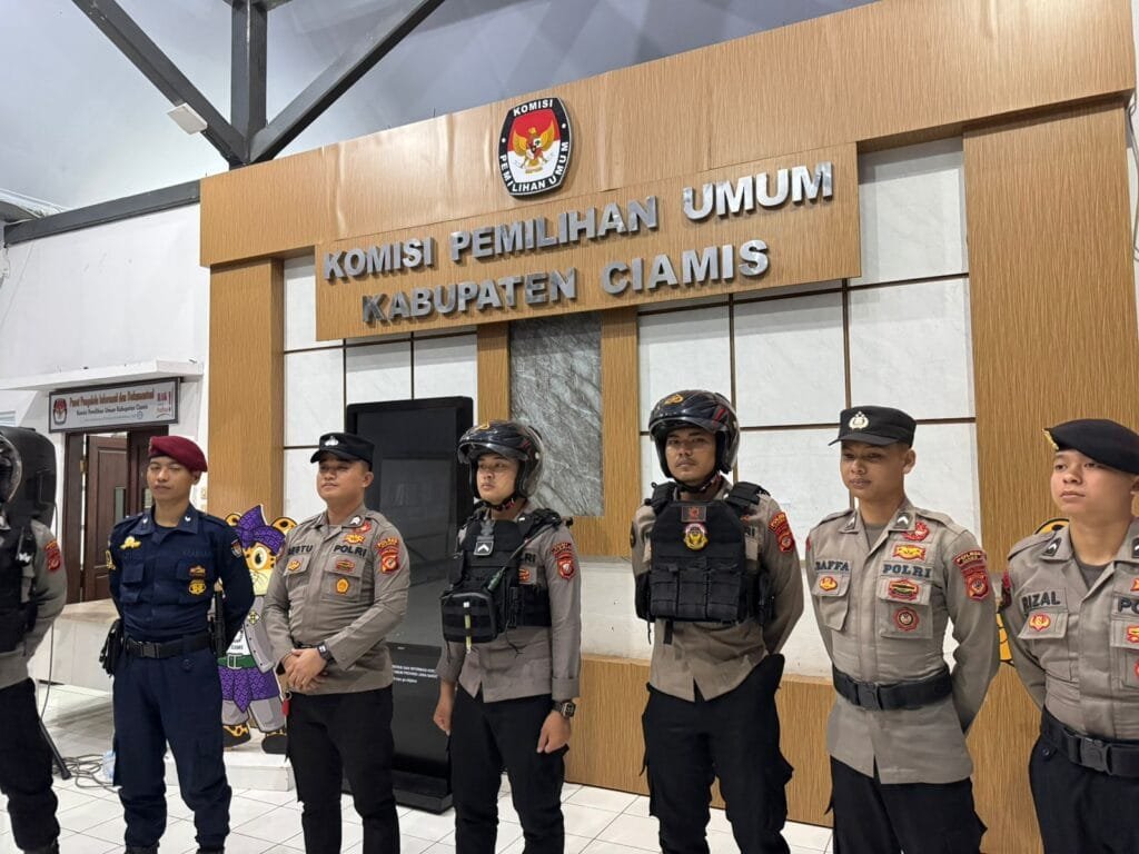 Humanis, Pasukan Patroli Roda 2 Samapta Polres Ciamis Beri Imbauan ke Obvit Kantor KPU Ciamis