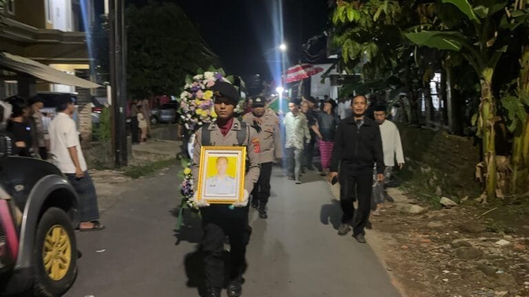 Gugur Setelah Bantu Evakuasi Korban Bencana Sukabumi, Bripka Miftahu Rochman Jadi Teladan