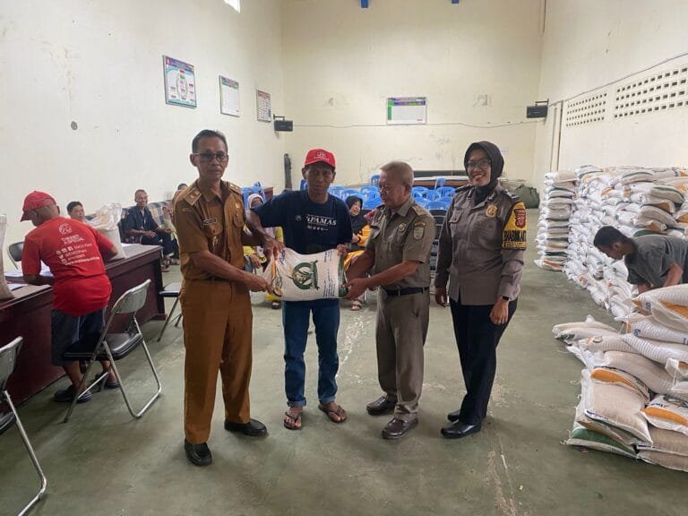 Sinergitas TNI-Polri, Polsek Ciamis Polres Ciamis Awasi Distribusi Beras ke Warga Desa Mekarjadi