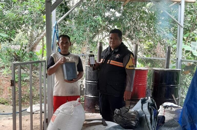 Bhabinkamtibmas Desa Sukahurip Dorong Pertanian Berkelanjutan, Pantau Pembuatan Pupuk Organik
