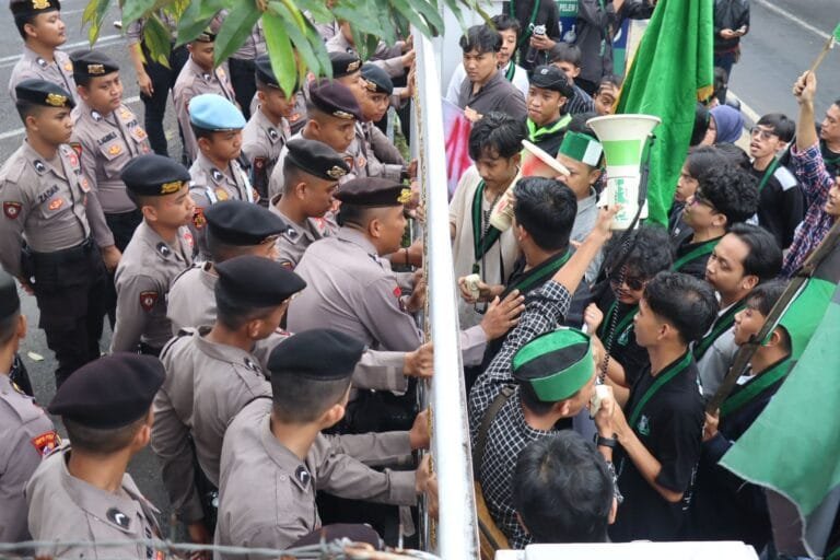 Puluhan Personel Gabungan TNI-Polri Beri Pengamanan Aksi HMI di Kantor Kejaksaan Negeri Ciamis