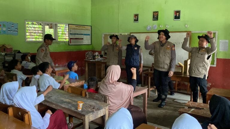 Tim Trauma Healing SSDM Polri dan Bag Psikologi Biro SDM Polda Jabar kembali lakukan Pendampingan Psikologi dan Trauma Healing Kepada Korban Bencana di Wilayah Polres Sukabumi