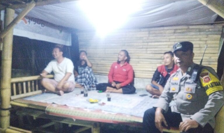 Cegah Gangguan Kamtibmas, Polsek Leuwigoong Patroli Siskamling