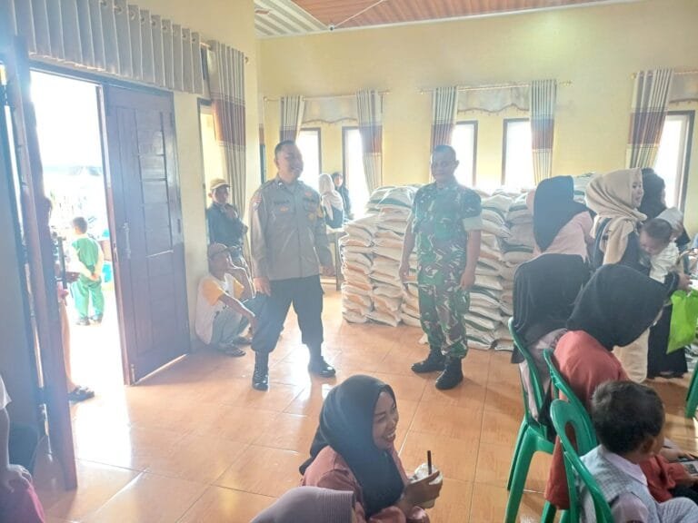 Soliditas TNI-Polri, Polsek dan Koramil Ciamis Awasi Pembagian Bantuan di Desa Gunung Sari