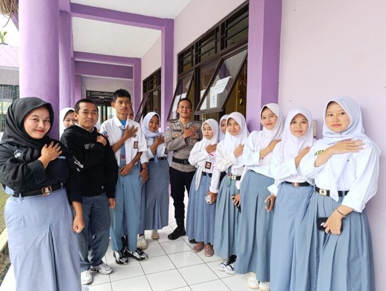 Polsek Cikoneng Datangi SMK Galuh Rahayu Binluh Terkait Bahaya Kenakalan Remaja