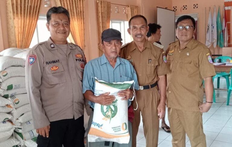 Polsek Sukadana Polres Ciamis Awasi Distribusi Bantuan Beras Pemerintah ke Warga Desa Ciparigi