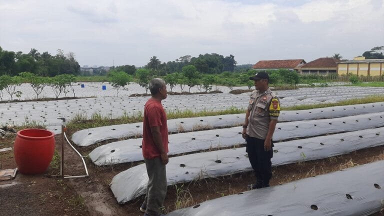 Dukung Program Asta Cita Presiden RI, Polsek Cikoneng Ajak Warga Ciparigi Buat Lahan Produktif
