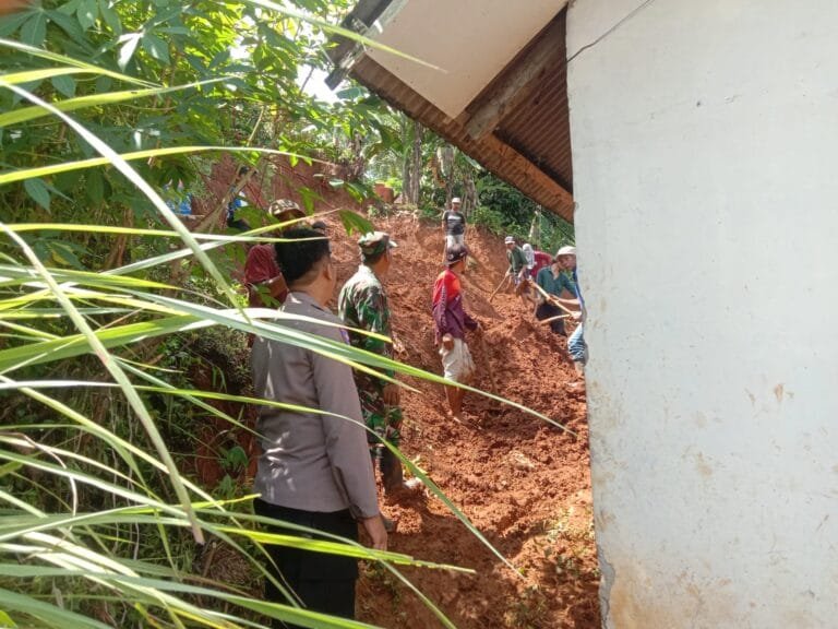 Personel Polsek Pamarican Datangi TKP Bencana Tanah Longsor dan Gotong Royong Bareng Warga