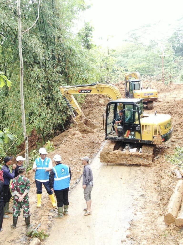 GM PLN Jawa Barat Terjun Langsung Pastikan Kelistrikan di Kampung Ciporekat Sukabumi Pulih