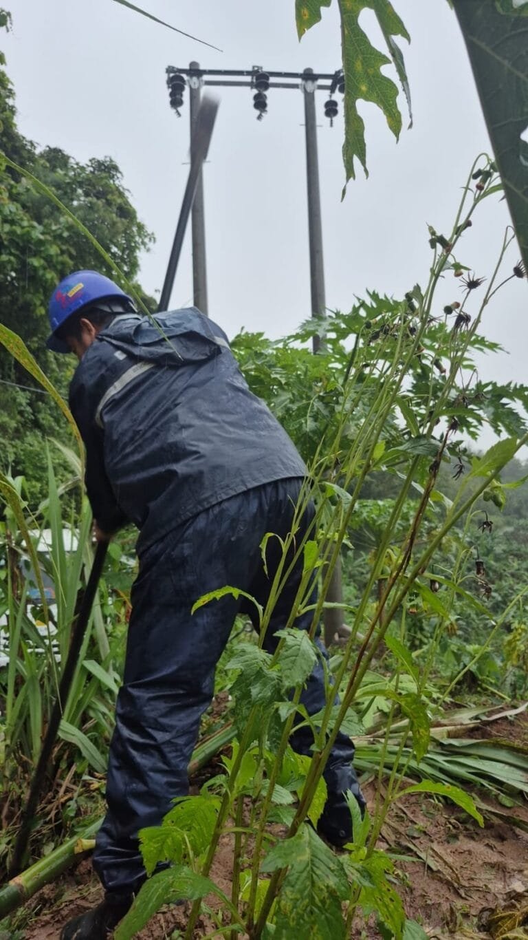 Kisah Pejuang Listrik yang Tetap Bertugas Meski Rumahnya Tertimbun Longsor