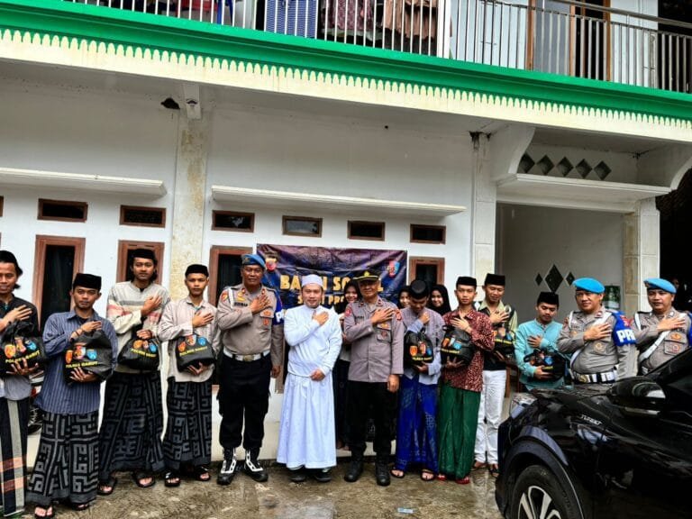 Sie Propam Polres Garut Salurkan Bantuan Sosial ke Pondok Pesantren
